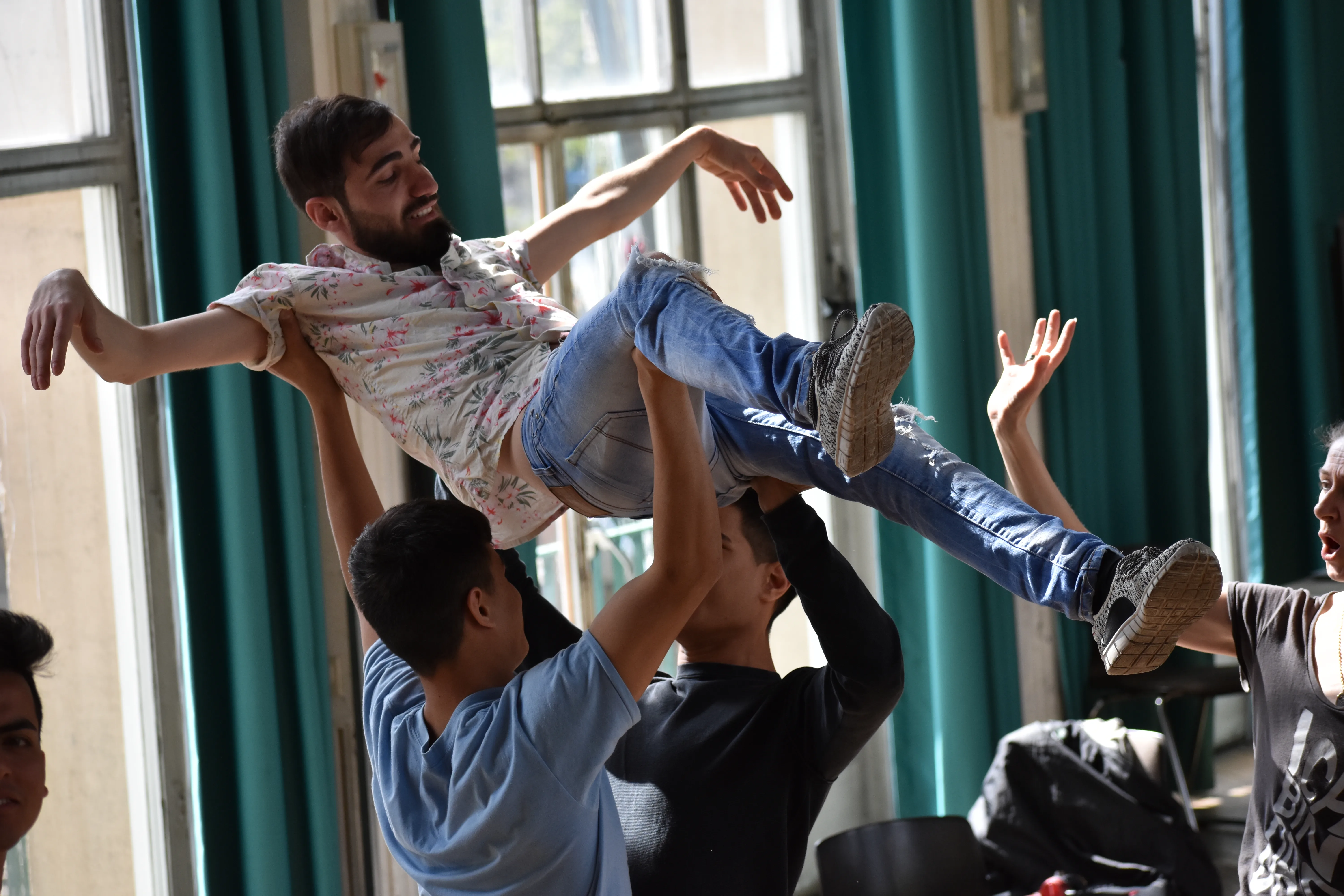 Hoch Hinaus performers rehearsing a lift.